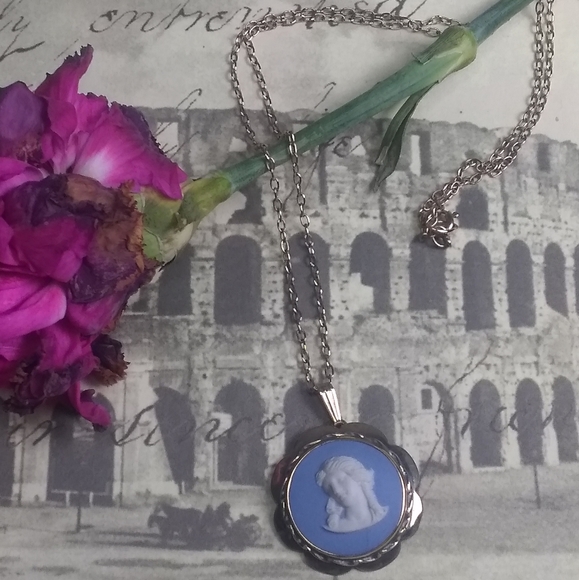 Vintage Wedgwood Blue Jasperware Cameo .925 Sterling Silver with .925 chain - Picture 5 of 5
